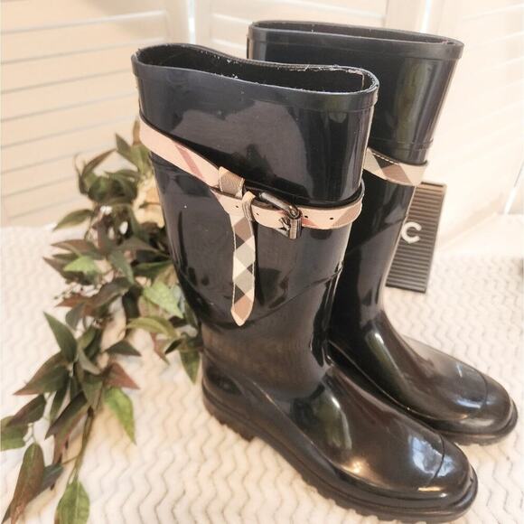 BURBERRY RUBBER NOVA CHECK ROSCOT BELTED RAIN BOOT SIZE 40 (US 9.5)